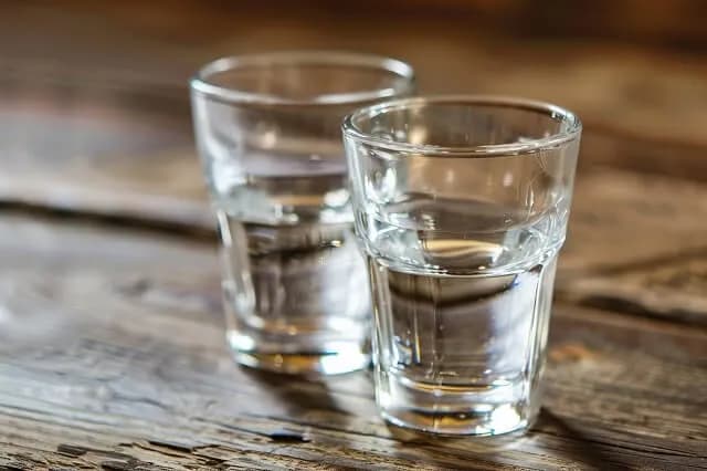 Czy alkohol zabija pleśń? Sprawdź skuteczność i ograniczenia metody